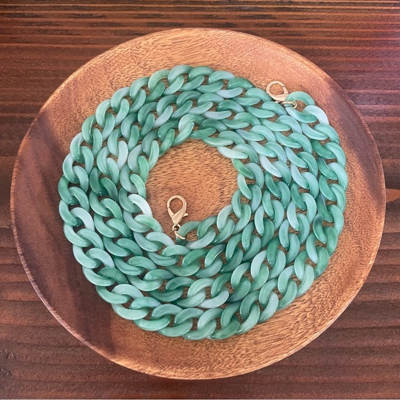 UNBRANDED 47” JADE COLOR ACRYLIC CHAIN WITH GOLD HARDWARE - Picture 5 of 9